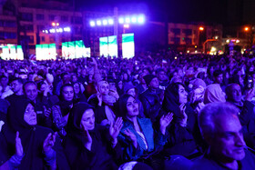 رونمایی از مجسمه «زانو زنندگان برابر ایران» در میدان انقلاب اسلامی