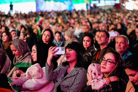 رونمایی از مجسمه «زانو زنندگان برابر ایران» در میدان انقلاب اسلامی