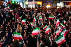 رونمایی از مجسمه «زانو زنندگان برابر ایران» در میدان انقلاب اسلامی