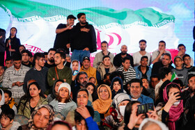 رونمایی از مجسمه «زانو زنندگان برابر ایران» در میدان انقلاب اسلامی