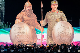 رونمایی از مجسمه «زانو زنندگان برابر ایران» در میدان انقلاب اسلامی