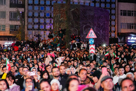 رونمایی از مجسمه «زانو زنندگان برابر ایران» در میدان انقلاب اسلامی