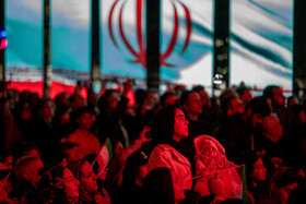 رونمایی از مجسمه «زانو زنندگان برابر ایران» در میدان انقلاب اسلامی