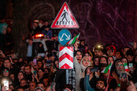 رونمایی از مجسمه «زانو زنندگان برابر ایران» در میدان انقلاب اسلامی
