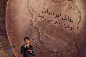 رونمایی از مجسمه «زانو زنندگان برابر ایران» در میدان انقلاب اسلامی