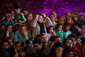 رونمایی از مجسمه «زانو زنندگان برابر ایران» در میدان انقلاب اسلامی