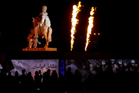 رونمایی از مجسمه «زانو زنندگان برابر ایران» در میدان انقلاب اسلامی