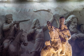 رونمایی از مجسمه «زانو زنندگان برابر ایران» در میدان انقلاب اسلامی