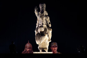 رونمایی از مجسمه «زانو زنندگان برابر ایران» در میدان انقلاب اسلامی