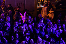 رونمایی از مجسمه «زانو زنندگان برابر ایران» در میدان انقلاب اسلامی