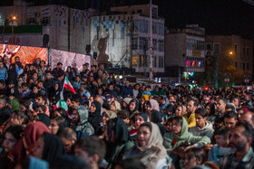 رونمایی از مجسمه «زانو زنندگان برابر ایران» در میدان انقلاب اسلامی