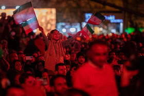 رونمایی از مجسمه «زانو زنندگان برابر ایران» در میدان انقلاب اسلامی
