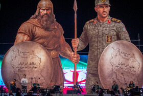 رونمایی از مجسمه «زانو زنندگان برابر ایران» در میدان انقلاب اسلامی