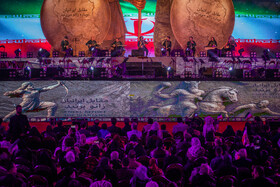 رونمایی از مجسمه «زانو زنندگان برابر ایران» در میدان انقلاب اسلامی