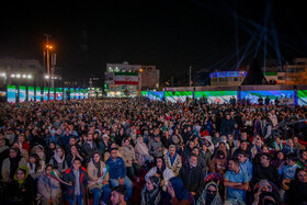 رونمایی از مجسمه «زانو زنندگان برابر ایران» در میدان انقلاب اسلامی