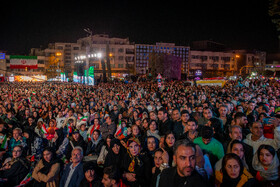 رونمایی از مجسمه «زانو زنندگان برابر ایران» در میدان انقلاب اسلامی