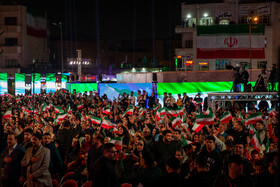 رونمایی از مجسمه «زانو زنندگان برابر ایران» در میدان انقلاب اسلامی