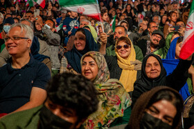 رونمایی از مجسمه «زانو زنندگان برابر ایران» در میدان انقلاب اسلامی