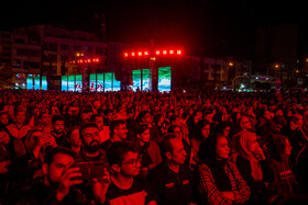 رونمایی از مجسمه «زانو زنندگان برابر ایران» در میدان انقلاب اسلامی