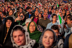 رونمایی از مجسمه «زانو زنندگان برابر ایران» در میدان انقلاب اسلامی