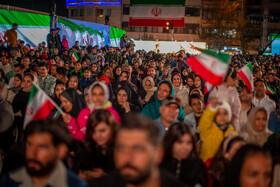 رونمایی از مجسمه «زانو زنندگان برابر ایران» در میدان انقلاب اسلامی