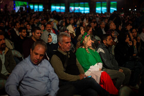 رونمایی از مجسمه «زانو زنندگان برابر ایران» در میدان انقلاب اسلامی