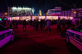 رونمایی از مجسمه «زانو زنندگان برابر ایران» در میدان انقلاب اسلامی