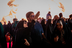 رونمایی از مجسمه «زانو زنندگان برابر ایران» در میدان انقلاب اسلامی