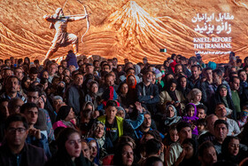 رونمایی از مجسمه «زانو زنندگان برابر ایران» در میدان انقلاب اسلامی
