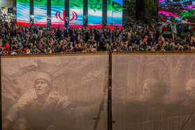 رونمایی از مجسمه «زانو زنندگان برابر ایران» در میدان انقلاب اسلامی