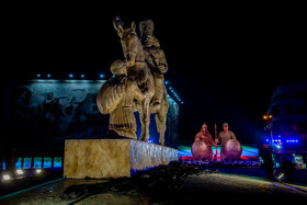 رونمایی از مجسمه «زانو زنندگان برابر ایران» در میدان انقلاب اسلامی
