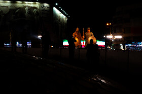 رونمایی از مجسمه «زانو زنندگان برابر ایران» در میدان انقلاب اسلامی