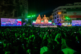 رونمایی از مجسمه «زانو زنندگان برابر ایران» در میدان انقلاب اسلامی