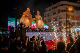 رونمایی از مجسمه «زانو زنندگان برابر ایران» در میدان انقلاب اسلامی