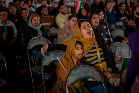 رونمایی از مجسمه «زانو زنندگان برابر ایران» در میدان انقلاب اسلامی