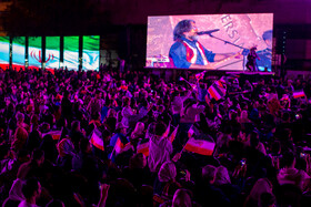 رونمایی از مجسمه «زانو زنندگان برابر ایران» در میدان انقلاب اسلامی