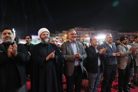 رونمایی از مجسمه «زانو زنندگان برابر ایران» در میدان انقلاب اسلامی