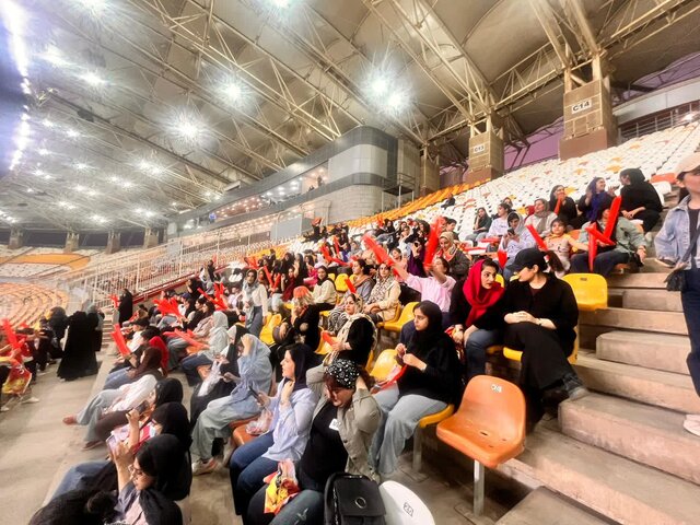 اولین حضور بانوان خوزستانی در استادیوم / استقبال خوب زنان اهوازی از بازی فولاد - پیکان