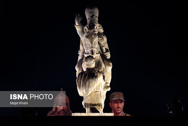 مجسمه تازه میدان انقلاب و چند ایراد