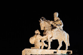 رونمایی از مجسمه «زانو زنندگان برابر ایران» در میدان انقلاب اسلامی