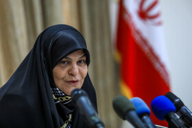 فروزنده ودیعتی، مدیر کل حقوق بشر و زنان وزارت خارجه در مراسم رونمایی از گزارش سالانه نقض حقوق بشر در آمریکا و انگلیس