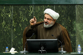 رسایی: نباید همزمان نرخ ارز را بالا ببریم و برای ساکت کردن مردم به‌ دنبال کالابرگ برویم