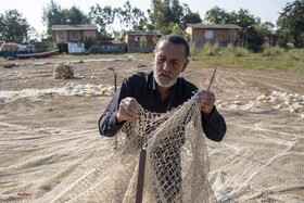 تورها قبل از انداختن به دریا توسط صیادان بازرسی میشوند و در صورت نیاز بافته میشوند.