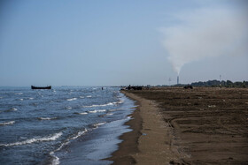 آلودگی ناشی از سوخت مازوت نیروگاه تولید برق شهید سلیمی نکا که در نزدیکی سواحل گهرباران قرار دارد.