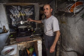 صیادان در زمان استراحت به کارهای شخصی روزمره خود میپردازند