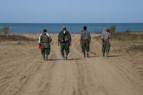 صیادان بعد از شنیدن صدای سوت آماده رفتن به سمت دریا هستند