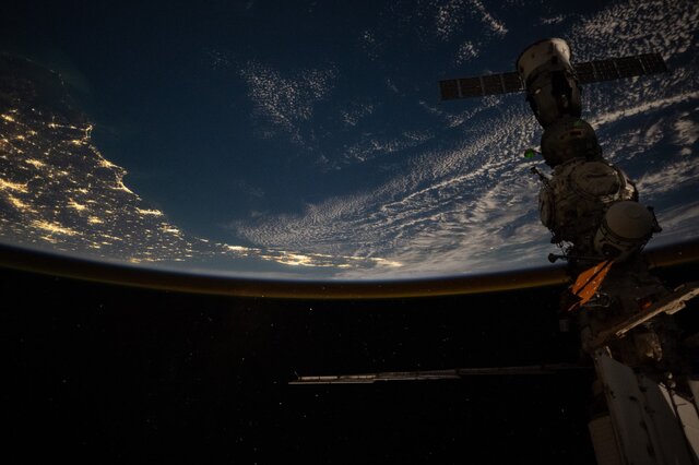 وقتی ساکنان فضا و زمین از یکدیگر عکس میگیرند