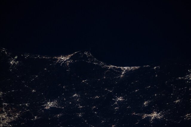 وقتی ساکنان فضا و زمین از یکدیگر عکس میگیرند