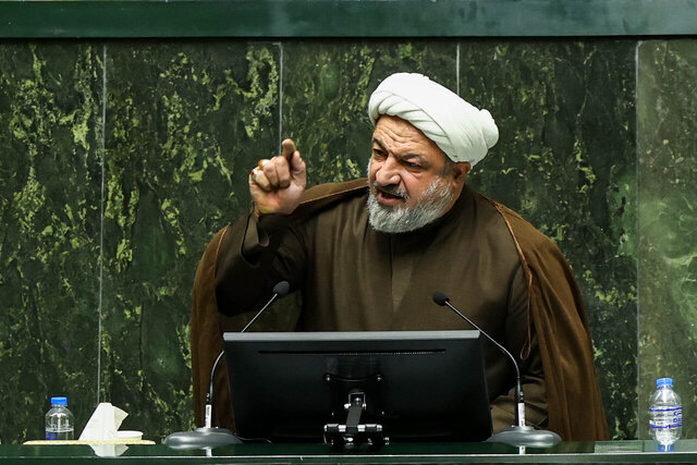 رسایی: نباید همزمان نرخ ارز را بالا ببریم و برای ساکت کردن مردم به‌ دنبال کالابرگ برویم