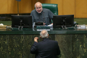 محمدباقر قالیباف، رئیس مجلس شورای اسلامی در صحن علنی مجلس - ۱۹ آبان، نوبت اول بررسی عملکرد یکساله دولت در اجرای برنامه هفتم‌ توسعه با حضور وزرای اقتصادی دولت